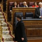 Rufián pasa ante Borrell tras ser expulsado del hemiciclo por Ana Pastor el pasado 21 de noviembre.