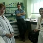 Carmen Marín, José Manuel Fernández y Margarita Marqués, en los laboratorios de la Universidad