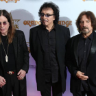 Los miembros de Black Sabbath, Ozzy Osbourne, Tony Lomi y Geezer Butler, a su llegada a los premios del rock clásico en Londres.
