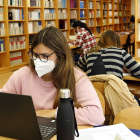 Una alumna de la Universidad de León trabaja con su ordenador en una de las bibliotecas del Campus de Vegazana. MARCIANO PÉREZ
