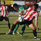 El Atlético Astorga mostró su mejor cara en la segunda parte. En la acción Diego trata de imponerse a un rival zamorano.