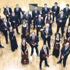 Foto de familia de los integrantes de la Orquesta Barroca de Sevilla