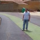 El alcalde de Pajares de los Oteros muestra la ejecución del carril bici y del paseo peatonal