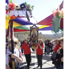 Las mujeres portan hasta Valdesamario a la Virgen de la Garandilla.