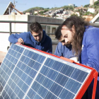 Instalación de un panel solar en una vivienda.