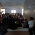 Los aspirantes aguardan su turno para entrar a las pruebas escritas. SECUNDINO PÉREZ