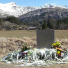 Monolito de homejaje a las victimas del accidente de avion de Germanwings en los Alpes franceses en Le Vernet.