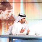Una emisión televisiva desde Doha, con la imagen de Messi al fondo del plató.