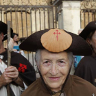 Peregrinos en la plaza de la catedral en León