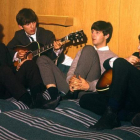 Una imagen de 'Eight days a week'. Los Beatles, en una habitación de hotel en Suecia, en octubre de 1963.
