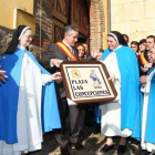 Emilio Gutiérrez sosteniendo la placa que, ahora oficialmente, da nombre a la plaza donde está situado el convento de las Concepcionistas.