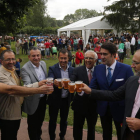 Brindis con los alcaldes de la zona y otros representantes con el pregonero de la feria.