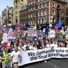 Miles de ciudadanos asisten a una marcha en la que piden decidir sobre el ‘brexit’. ANDY RAIN