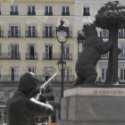 Escultura del emérito apuntando con un rifle al oso y el madroño. N. IZQUIERDO