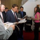 El presidente de la Diputación en el stand de Diario de León