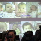Fotos de los bebés que se sospecha son del mismo padre durante la rueda de prensa ofrecida por la policía tailandesa el 12 de agosto de 2014 en Bangkok, Tailandia.