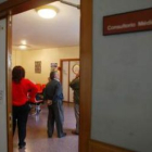 Varios pacientes esperan su turno en el consultorio de Navatejera, ubicado en la casa de cultura