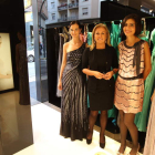Rosa Clará y Silvia Fernández, entre dos modelos, en la inauguración de la tienda ayer.
