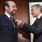 Diego García recibe la insignia de manos de Luis A. Marcos, presidente del Casino. JESÚS F. SALVADORES