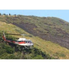Un helicóptero «refrescó» a primera hora de la mañana la ladera del Pajariel quemada.