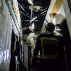 Dos dotaciones de bomberos se desplazan hasta Val de San Lorenzo para atajar las llamas que, previsiblemente, comenzaron en la chimenea a medianoche. BOMBEROS