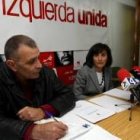 Germán Valcarce y Adelina Rodríguez durante la rueda de prensa de ayer en la sede de IU en Ponferrad