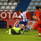 El joven Adrián Novo se va del portero visitante Manu Ordóñez para marcar el 3-0.