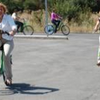 Concepción Rodríguez y María Eugenia Gancedo, prueban las bicis