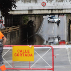 Un paso subterráneo cortado al tráfico por el agua caída. L. D. M.