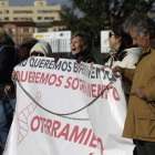 Los vecinos, en un momento de la protesta que llevaron a cabo ayer. FERNANDO OTERO