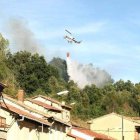 Un helicóptero vierte agua sobre las llamas más próximas a las viviendas de Sabero.