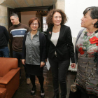 La alcaldesa de Ponferrada, ayer entre Amparo Oriol y Emilia Villanueva.