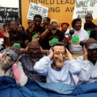 Manifestantes con máscaras de Merkel, Mugabe, Sarkozy Ahmed exigen respeto a los derechos en África