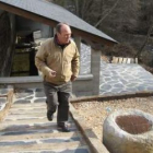 El alcalde Manuel Otero en el lavadero restaurado.