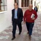 El alcalde en funciones de Marbella, Tomás Reñones (izquierda), a su llegada ayer al Ayuntamiento