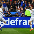 Deulofeu se dirige a Ander Herrera después de marcar el segundo gol de España tras rematar un centro de Jordi Alba, este martes en París.