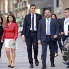 Sánchez llega al Congreso junto a sus principales colaboradores, este viernes.