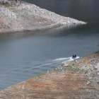 Una embarcación neumática de los Mossos en una ensenada del pantano de Susqueda, el martes.