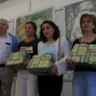 Manuel Rodríguez posa con las tres ganadoras del lote de libros del concurso promocional