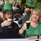 Dos mujeres celebran el Día de San Patricio en un pub de Sídney (Australia).