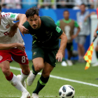 Delaney lucha por el control del balón con Mathew Leckie. WALLACE WOON