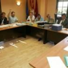 Los tres concejales del PP levantaban ayer la mano al unísono con el alcalde de Sariegos