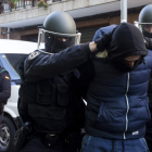 Agentes de la Guardia Civil con uno de los dos detenidos. Q. GARCÍA