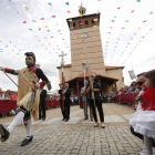 Las calles y la parroquia se convierten en el escenario en el que san Sebastián se burla de la fe para acabar abrazándola. JESÚS F, SALVADORES