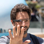 Sergey Brin, cofundador de Google, con las gafas que reconocen las órdenes del usuario.