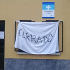 Una pancarta recuerda que el consultorio médico de Maraña sigue cerrado. CAMPOS
