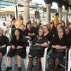 Un grupo de actrices sentadas esperan en la plaza Mayor de Almagro