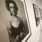 Imagen del fotógrafo en una de las obras que forman parte de su exposición.