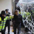 La policía intenta evitar la entrada de los estudiantes en la sede del Partido Conservador.