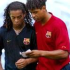 Ronaldinho y Rijkaard comentan diferentes aspectos del entrenamiento realizado en la tarde de ayer